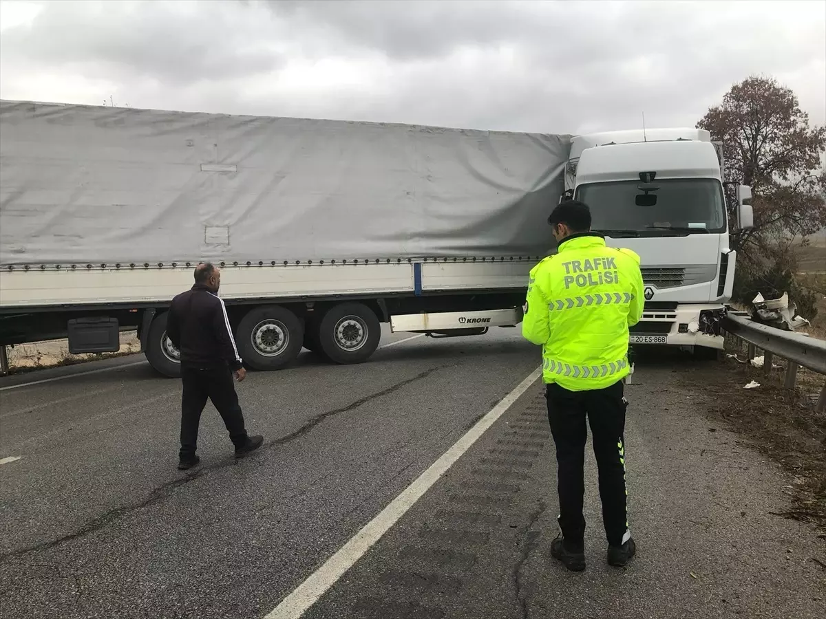 Çorum-Samsun Yolu Tır Kazasıyla Kapandı